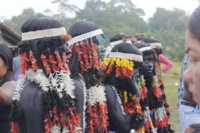 Meninas adornadas para o último dia de festa